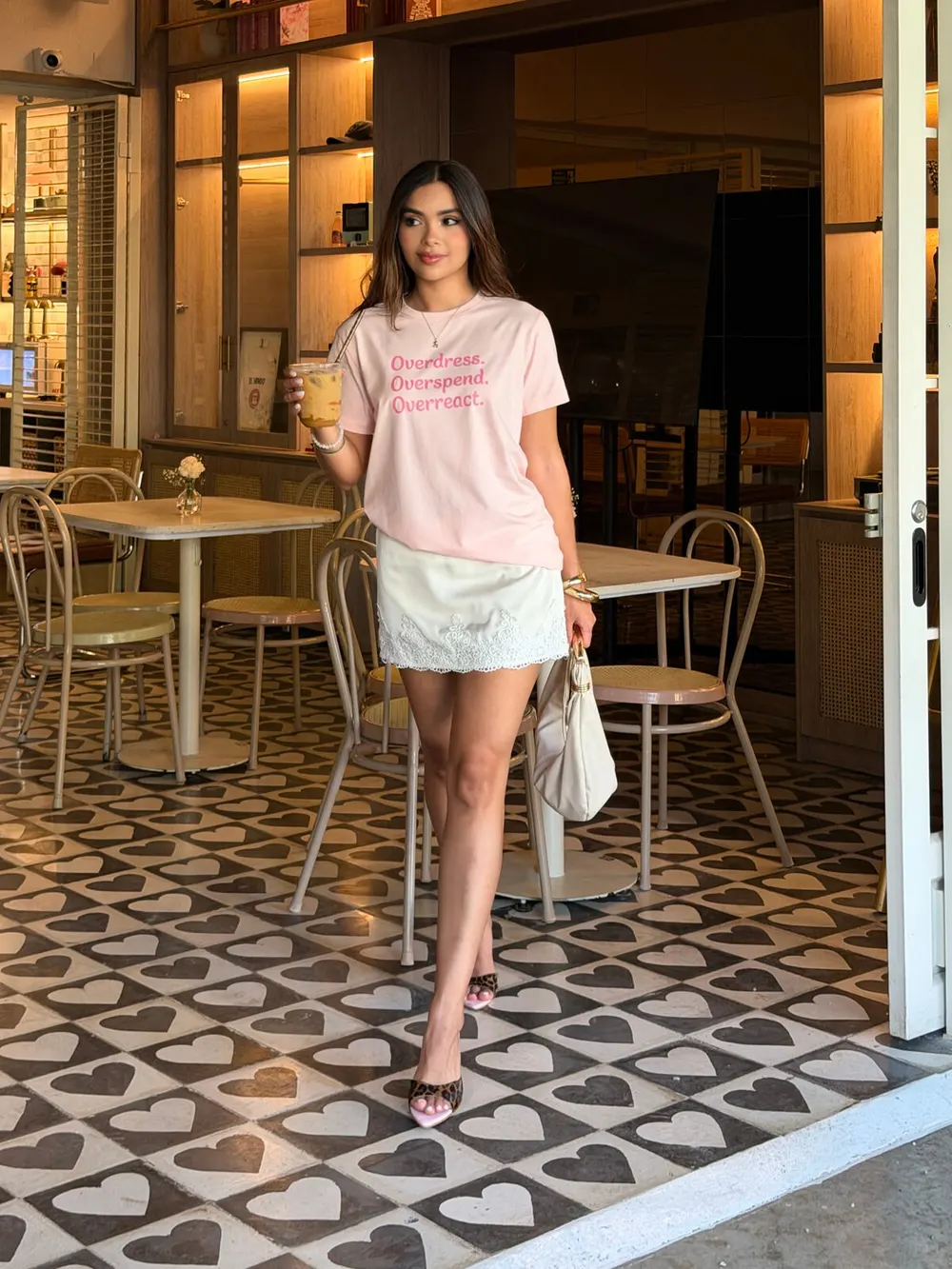 Camiseta Overdress. Overspend. Overreact.